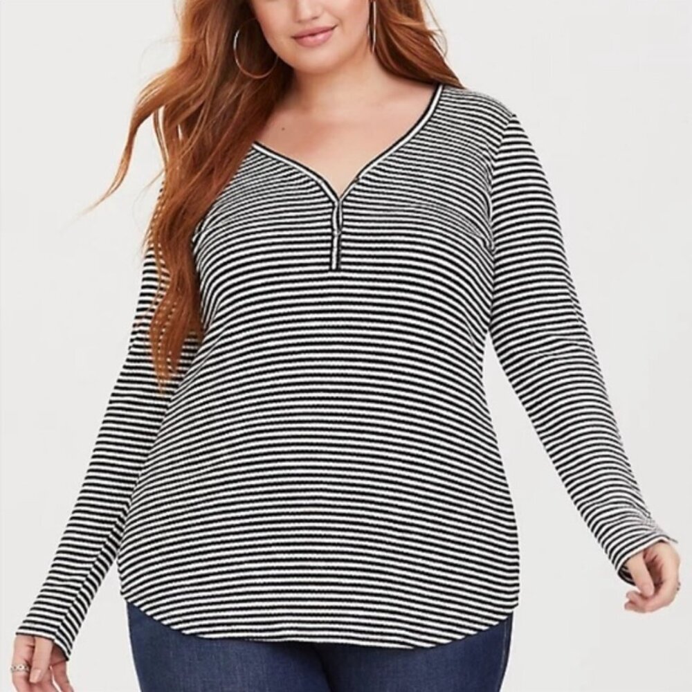 Torrid Waffle Weave Plus Size 2 Black White Stripe V-Neck Long Sleeve Henley Top